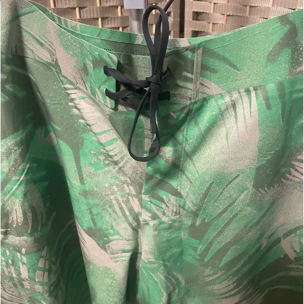 Lululemon Mens Green Palm Leaf Print Board Shorts Swim Trunks Size 38 Lace Up